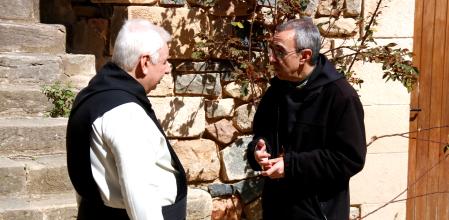 El abad de Poblet, Rafael Barrué, conversando con otro monje de la comunidad.