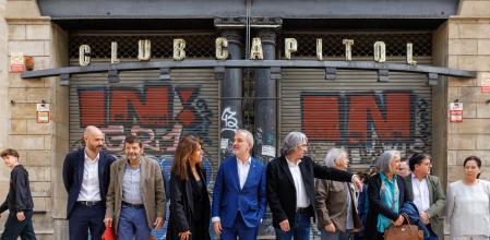 L'alcalde Jaume Collboni, acompanyat del gerent d'Urbanisme, Joan Cambronero; el regidor de Ciutat Vella, Albert Batlle; la presidenta d'Adetca, Isabel Vidal; el regidor de Cultura, Xavier Marcé; el vicepresident d'Adetca Toni Albaladejo; la vicepresidenta d'Amics de la Rambla Roser Tiana i el comissionat del Pacte per Ciutat Vella Ivan Pera, davant del Club Capitol