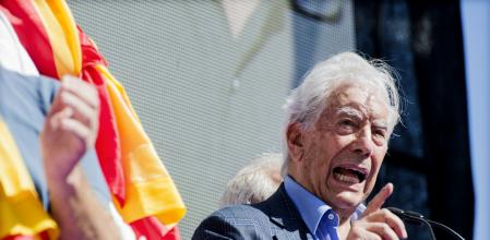 Vargas Llosa en la manifestación constitucionalista del 8 de octubre del 2017 