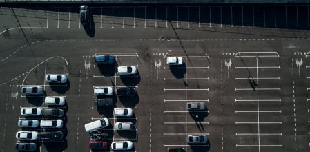 En Japón, quienes llegan antes al trabajo dejan libres los sitios más cercanos a los accesos para los más remolones&nbsp;