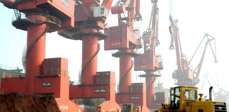 Estiba de tierras raras para la exportación en un puerto de Lianyungang, provincia de Jiangsu, China, en una foto de archivo.&nbsp;