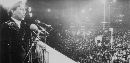 Vargas Llosa en el mitin de presentación en Lima de su partido, Movimiento Libertad, en 1987