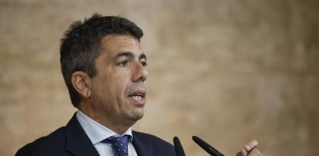 GRAFCVA7164. VALENCIA, 14/04/2025.- El president de la Generalitat, Carlos Mazón, realiza unas declaraciones tras la reunión mantenida este lunes con el consejero delegado de PowerCo, Andreas Rottmann, para analizar la evolución del proyecto de la gigafactoría de baterías de Sagunto del grupo Volkswagen. EFE/Biel Aliño