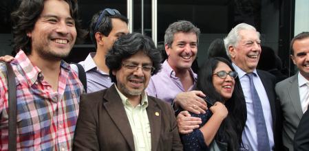 Roncagliolo (centro), con otros escritores, en la Bienal Vargas Llosa
