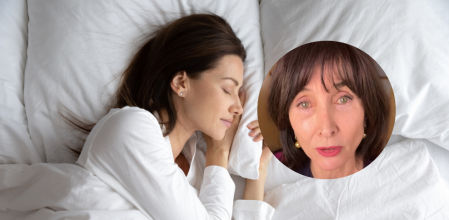 Una joven durmiendo en la cama