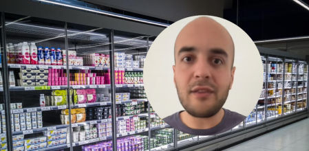 Sección de yogures en un supermercado