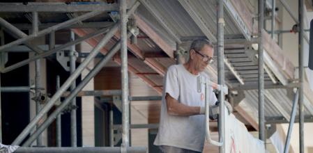 Un obrero trabajando en Barcelona.