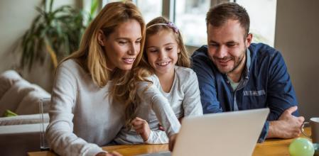 Unos padres y su hija consultan los mejores chollos de Amazon
