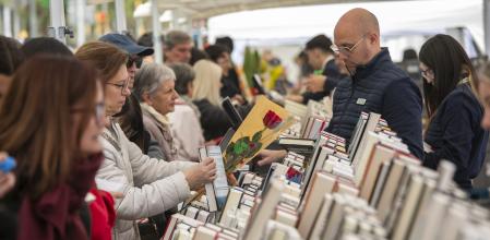 AMBIENTE DE LA FIESTA DE SANT JORDI EN PASSEIG DE GRACIA CON VENTA DE LIBROS Y ROSAS