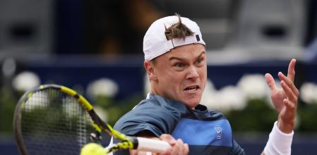 GRAFCAT6987. BARCELONA, 16/04/2025.- El tenista danés Holger Rune durante su partido de octavos de final contra el argentino Sebastián Báez en el Barcelona Open Banc Sabadell. EFE/Alejandro García