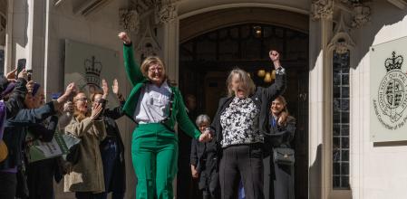 Susan Smith iMarion Calder, directores deFor Women Scotland, celebrant el veredicte del TribunalSuprem del Regne Unit