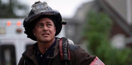 Taylor Kinney se ha salvado de los recortes.