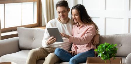 Una pareja echa un vistazo a las mejores ofertas de Amazon después de mudarse