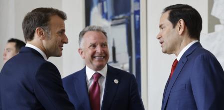 Emmanuel Macron saluda a Marco Rubio con Steve Witkoff en medio 