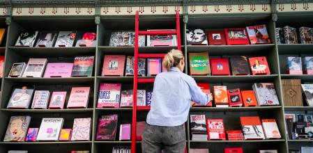 Foto ANDREA MARTÍNEZ PASTOR 15/04/2025. Fotografía de la librería Terranova para un reportaje sobre librerías especializadas que se publica esta semana en el QuèFem con motivo de Sant Jordi.