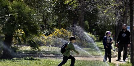 Aspersores en funcionamiento, ayer, en el parque de la Ciutadella