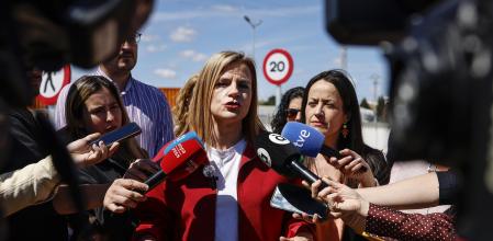 La delegada del Gobierno en la Comunitat Valenciana, Pilar Bernabé, ofrece declaraciones a los medios durante su visita a las actuaciones realizadas por Adif para la recuperación del paso subterráneo de las vías del tren a la altura de Catarroja, a 17 de abril de 2025, en Catarroja, Valencia, Comunidad Valenciana (España).
