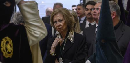 La Reina Sofía (c) en la Hermandad de La Macarena presencia la salida de la cofradía este jueves, en Sevilla (España). EFE/ Raúl Caro