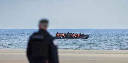 Migrants a bord d’un vaixell de contrabandistes a la platja deGravelines, al nord deFrança