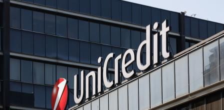 El logotipo de UniCredit en una sucursal de la compañía en Turín, Italia