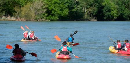 La navegación por el tramo catalán del río Ebro, esta Semana Santa en Miravet, se hace casi todo el año sobre todo en piragua