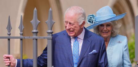 Carlos III y la reina Camila saludan a su llegada a la capilla San Jorge