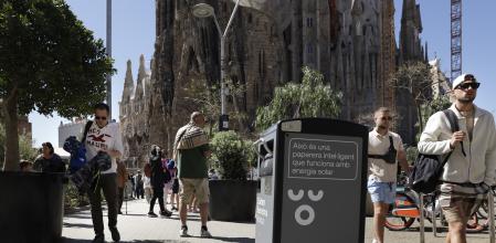 Una de las nuevas papeleras con sistema de autocompactación recién instaladas en los alrededores del templo de la Sagrada Família