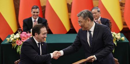 El ministro de Asuntos Exteriores español, José Manuel Albares estrecha la mano del ministro de Comercio chino, Wang Wentao, en Beijing, el pasado 11 de abril