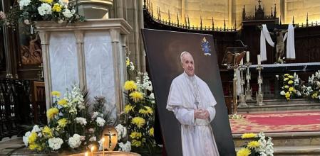 Imagen del Papa en la Catedral del Buen Pastor en San Sebastián