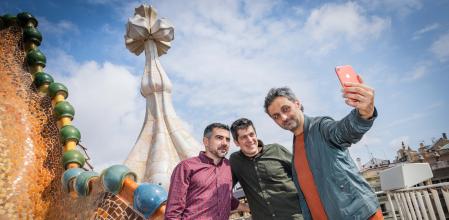 Els Amics de les Arts en la azotea de la casa Batlló, que les ha escogido para celebrar el día deSant Jordi