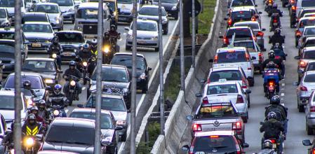 Ver como los motoristas avanzan entre los coches es una imagen habitual en las grandes ciudades&nbsp;