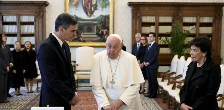 El presidente del Gobierno, Pedro Sánchez, el Papa y la embajadora española en el Vaticano, Isabel Celaá, durante una audiencia en la Biblioteca Apostólica del Vaticano, el 11 de octubre de 2024&nbsp;