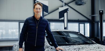 Ola Källenius, CEO de Mercedes-Benz junto al nuevo Mercedes CLA.