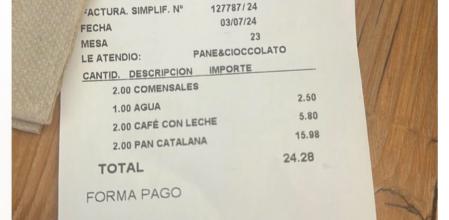 El ticket compartido por un cliente tras desayunar en un bar