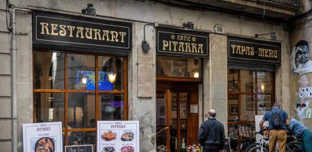 Carteles anunciadores de paellas, tapas y menú en el reabierto restaurante Pitarra