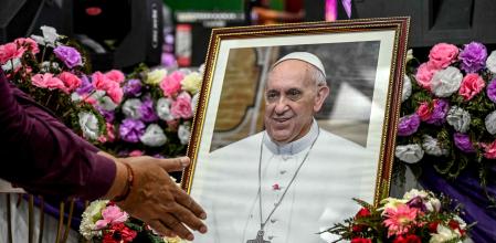 Flores ante el retrato del Papa en India