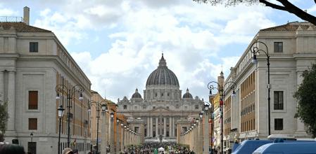 Multitud.En la plaza de San Pedro ya han empezado las colas para entrar en la basílica. Con el jubileo se preveía la llegada de 35 millones de peregrinos. Con el funeral del Papa, puede haber dos millones extra de fieles.