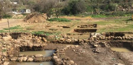 El yacimiento neolítico de Motza muestra estructuras construidas sobre gruesos suelos redepositados. La alta concentración de arcilla impide la infiltración del agua de lluvia.