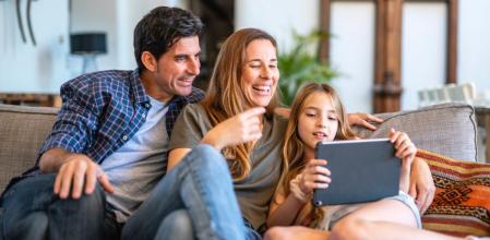 Una familia echa un vistazo a las mejores ofertas del día en Amazon