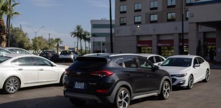 La pareja dejo a cuatro de sus hijos encerrados en el coche con temperaturas promedio de 33 grados