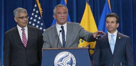 El secretario de Salud, Robert F. Kennedy, junto al director de los Institutos Nacionales de Salud, Jay Bhattacharya, y el comisionado de la Administración de Alimentos y Medicamentos, Marty Makary,