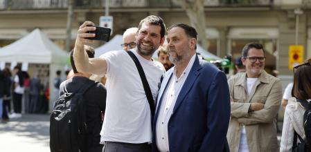 GRAFCAT7273. BARCELONA, 23/04/2025.- El presidente de ERC, Oriol Junqueras, se fotografía con un simpatizante en el centro de Barcelona durante la Diada de Sant Jordi, en la que los catalanes toman las calles a la búsqueda de libros y rosas para regalar a sus seres queridos y allegados. EFE/Toni Albir