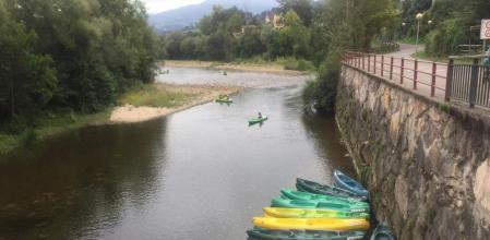 Foto de archivo de personas en canoa en un río.&nbsp;