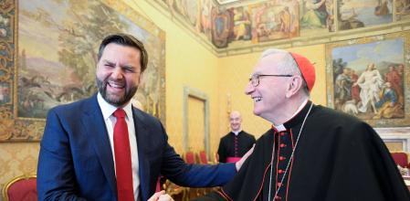 El vicepresidente de los Estados Unidos, J.D. Vance, saluda el pasado sábado al secretario de Estado de la Santa Sede, Pietro Parolin, hoy candidato a la sucesión del papa Francisco.