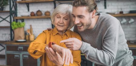 Un hijo le regala a su madre un bonito smartwatch de MediaMarkt