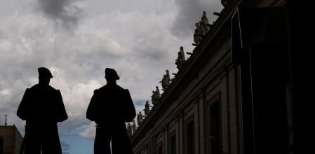 Guardias suizos en la entrada de labasílica de San Pedroayer