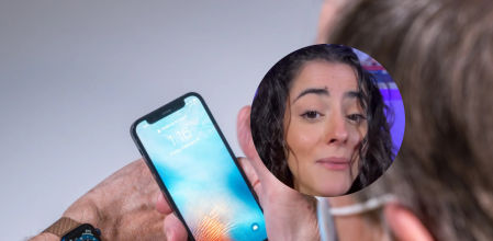 Una persona desbloqueando su teléfono con FaceID