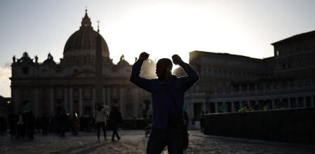 Un hombre bailaba ayer tarde ante la basílica de San Pedro&nbsp;