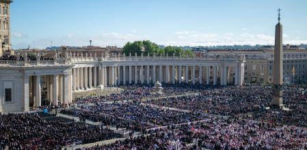 Miles de personas acuden al funeral del Papa, en la plaza de San Pedro, a 26 de abril de 2025, en Ciudad del Vaticano. El Papa Francisco I, fallecido el 21 de abril a los 88 años, ha sido velado por unas 250.000 personas en la Basílica de San Pedro durante 3 días y hoy se celebra la misa funeral. Posteriormente, se efectúa el recorrido que acompaña al féretro hasta la Basílica de Santa María la Mayor, donde será enterrado el Pontífice.