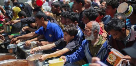 Actualmente, World Central Kitchen prepara decenas de miles de comida al día en la Franja